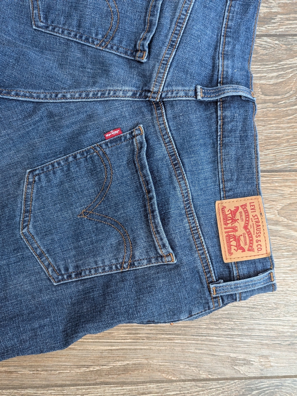 Levi's Mid Length Denim Shorts Size 31 Medium Wash Roll Hem - Picture 9 of 9